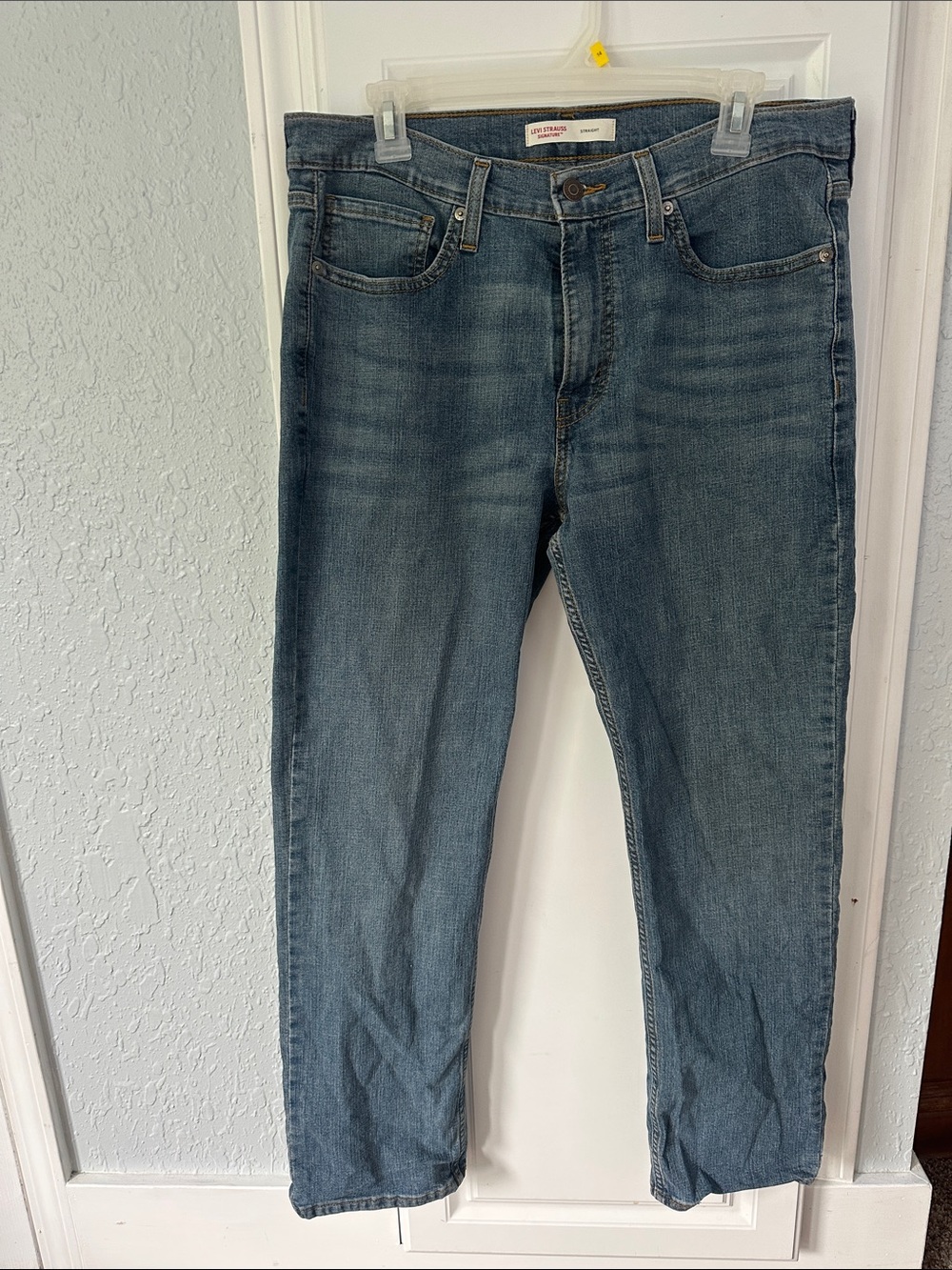 Levi's Straight Leg Jeans in Faded Blue Wash